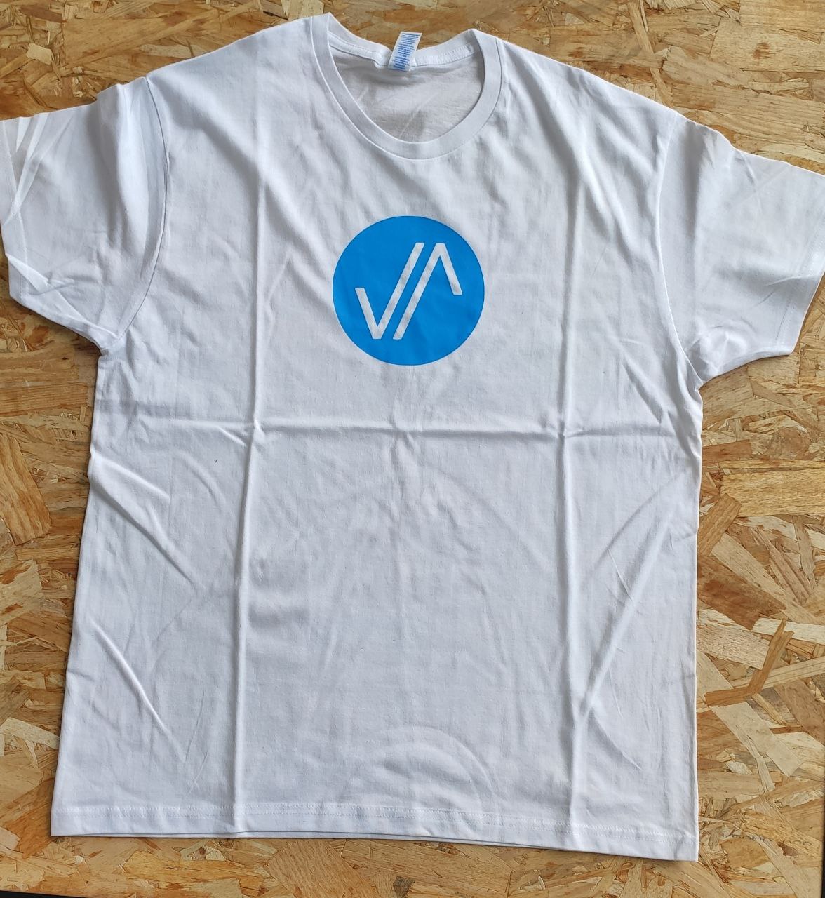 Camiseta Blanca Logo JAVAMBA Azul claro